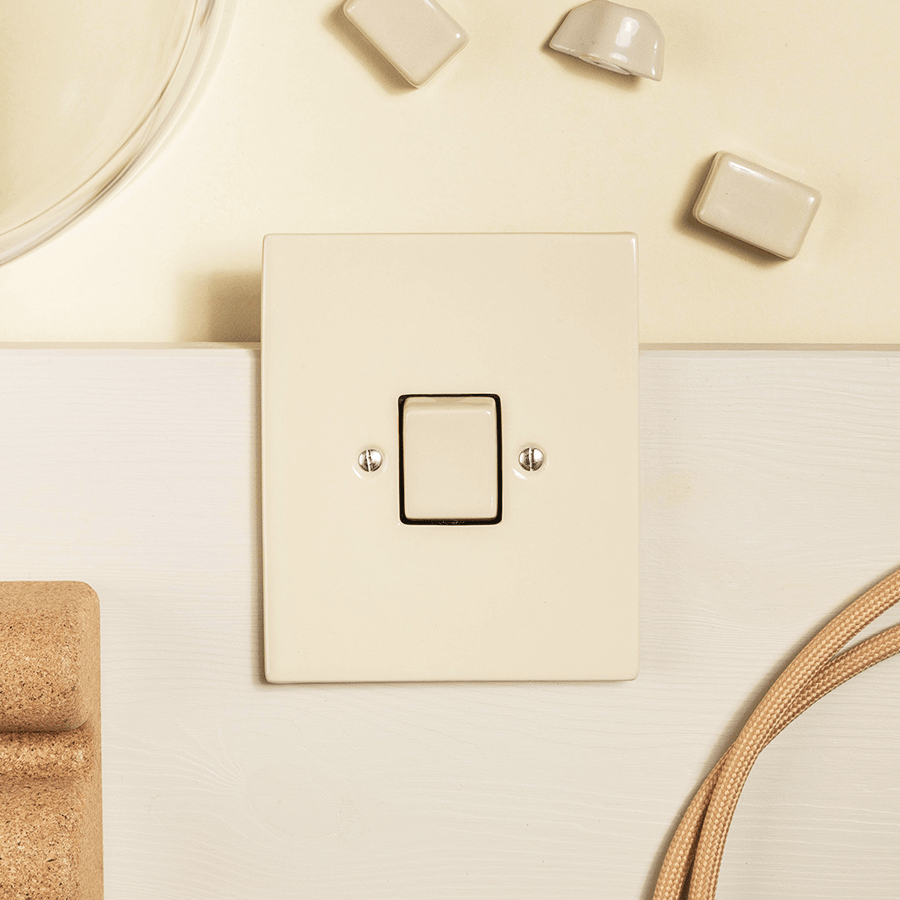 KATY PATY PORCELAIN PLATE WALL USB CHARGER MATTE BLACK - DYKE & DEAN