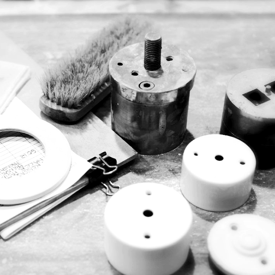 WHITE CERAMIC 2 WAY TOGGLE WALL SWITCH BLACK - DYKE & DEAN